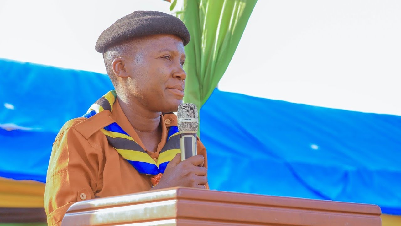 TAZAMA Atupokile Mhalile Mkimbiza Mwenge Kitaifa Akiwasilisha Ujumbe wa Mbio za Mwenge mwaka 2023