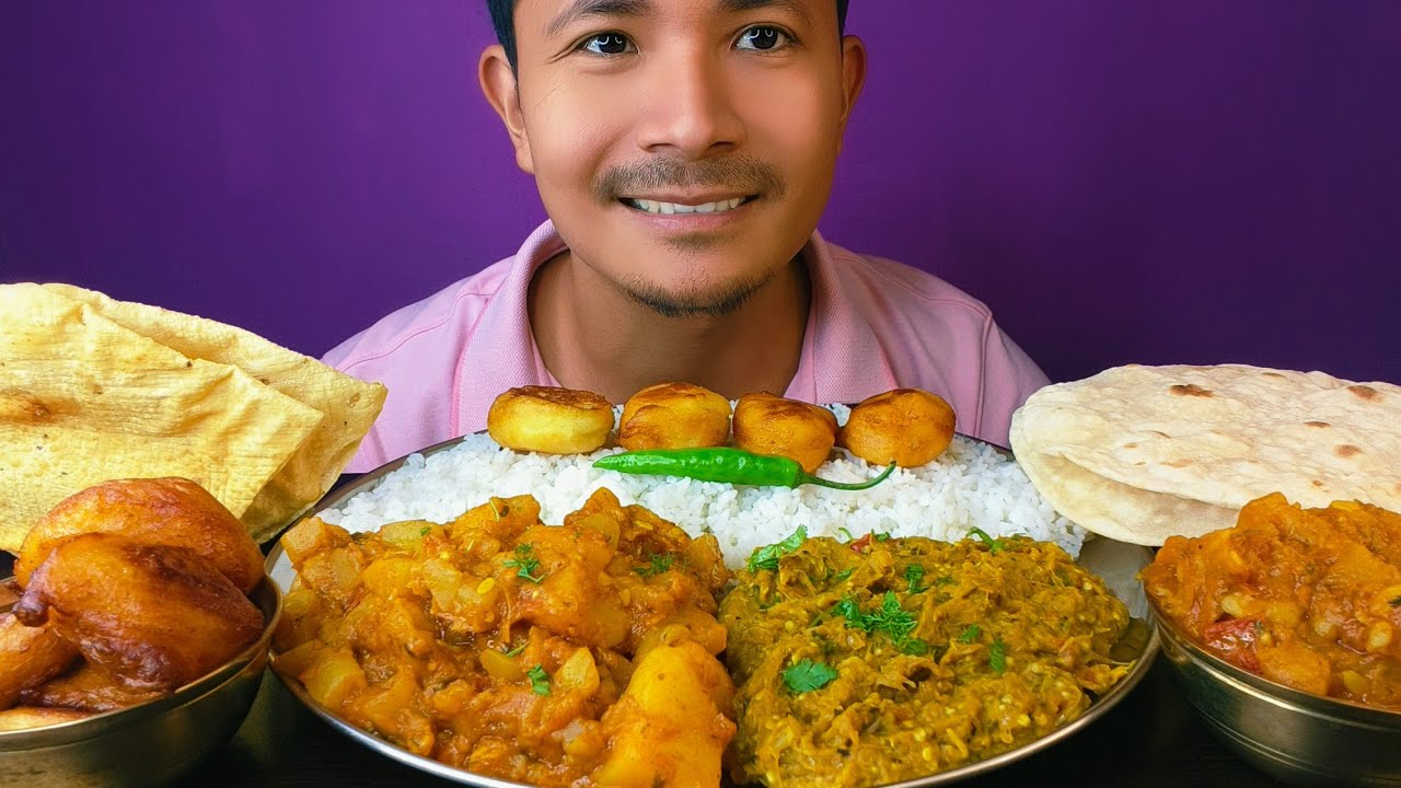 Eating Spicy Baingan ka Bharta | Aloo Lauki ki Sabji | Local Rice | Roti | Papad 