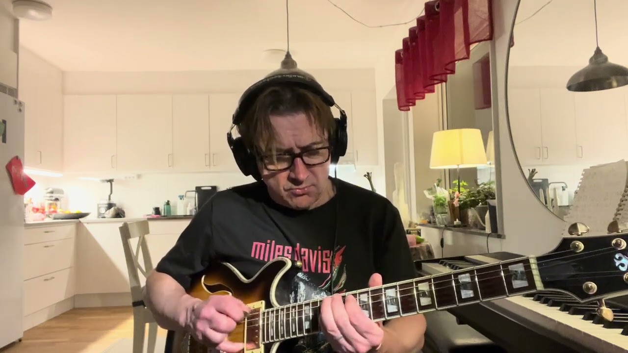 Fusion, funk , jazz jam with my Ibanez AR-520! 