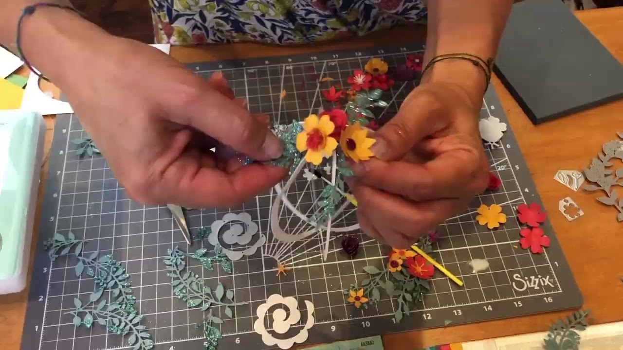 Dimensional Home Décor Inspiration - Sizzix Floral Wreath Craft Box