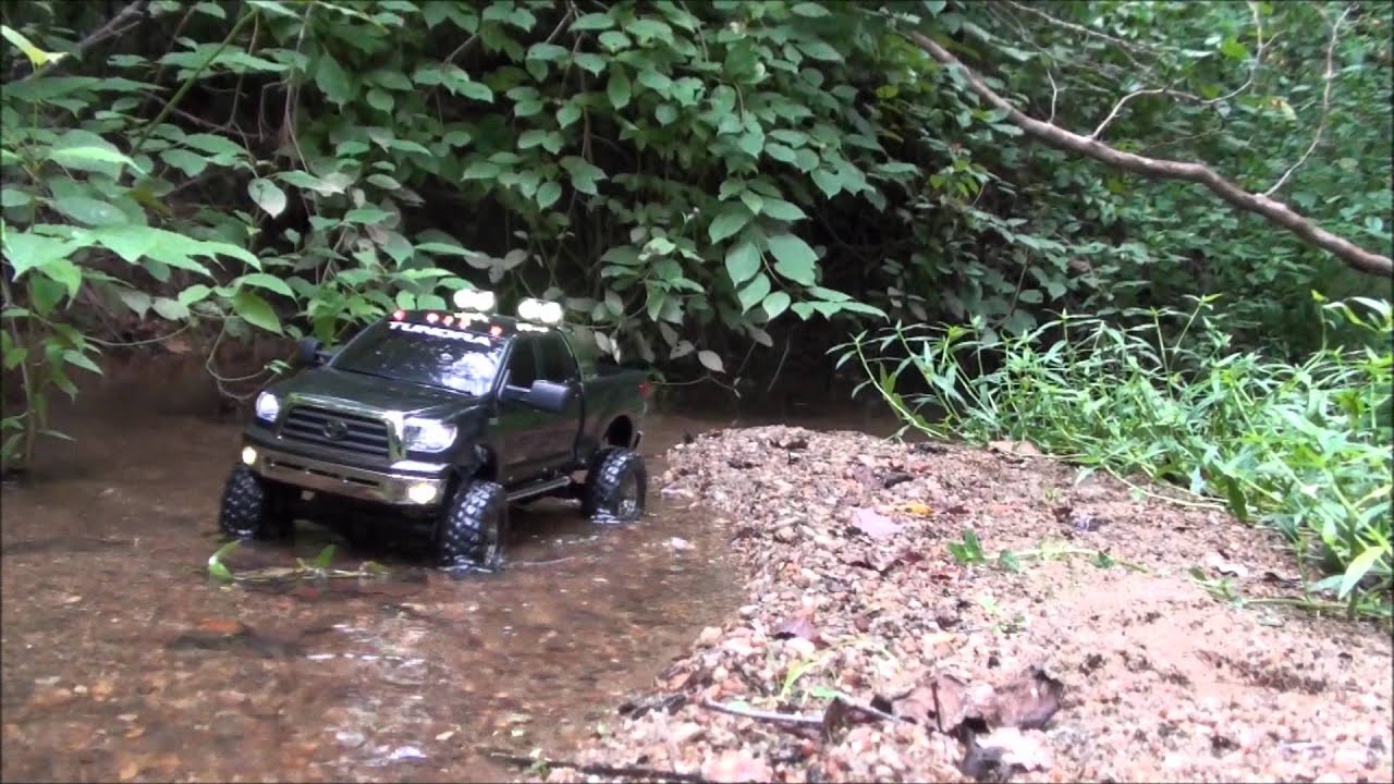 RC 4x4 Axial SCX-10 w/ Tamiya Toyota Tundra Highlift Creek Run.