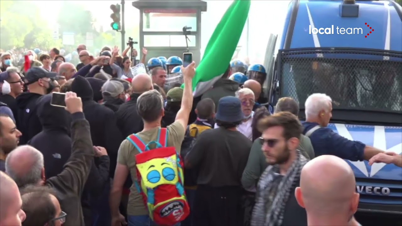 No Green Pass, scontri a Roma: continua tensione con polizia