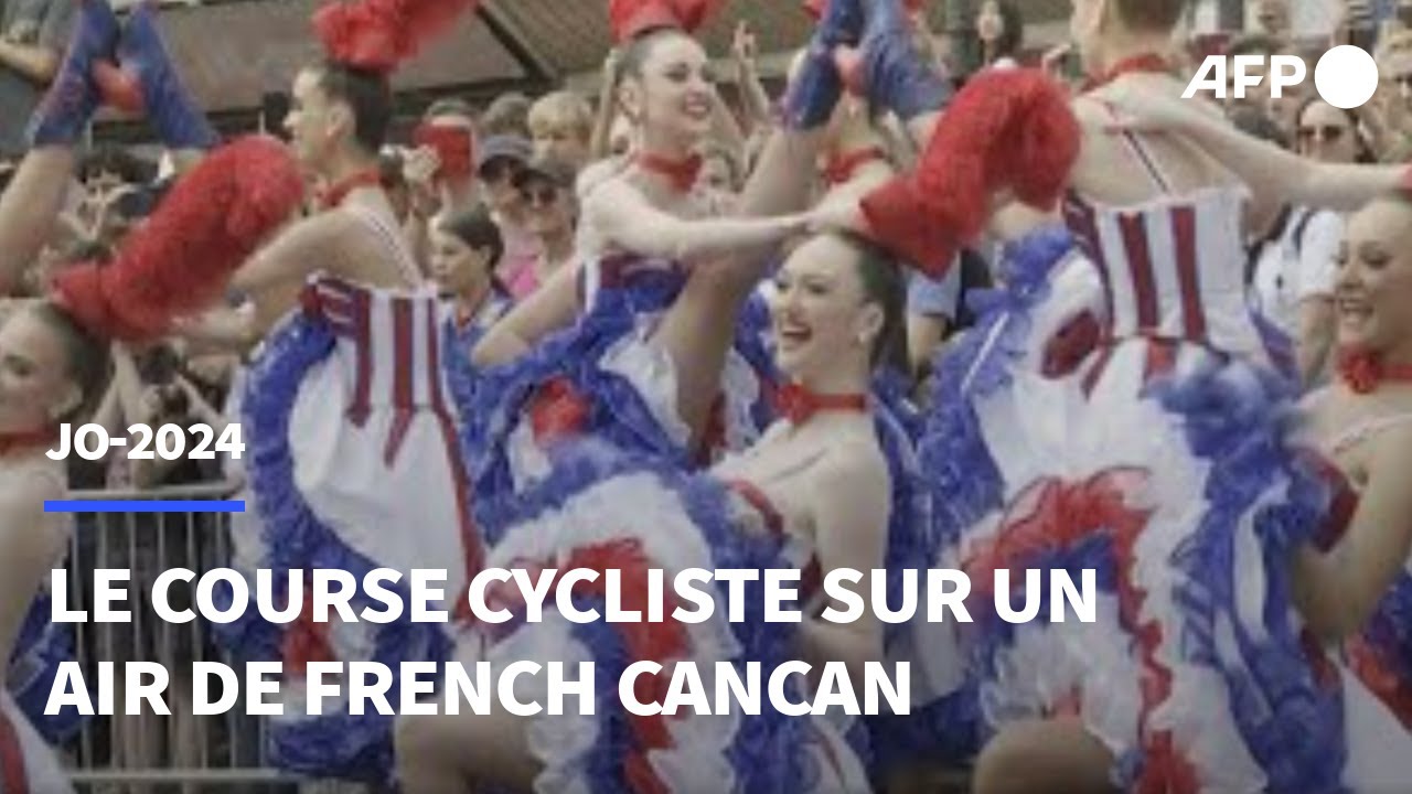 JO/Cyclisme: les danseuses du Moulin Rouge en spectacle avant le passage des coureurs | AFP