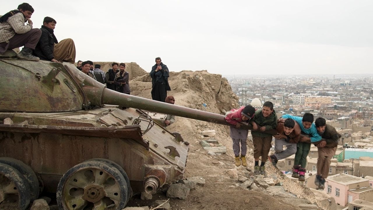 Un TANQUE de GUERRA convertido en PARQUE INFANTIL en AFGANISTAN