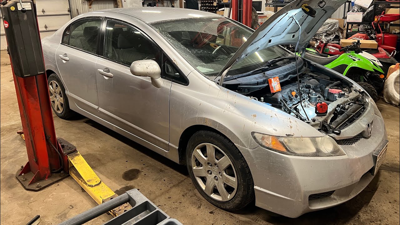 Замена свечей зажигания на Honda Civic 8-го поколения 1.8 л 2006-2011 годов выпуска. #honda #spar...