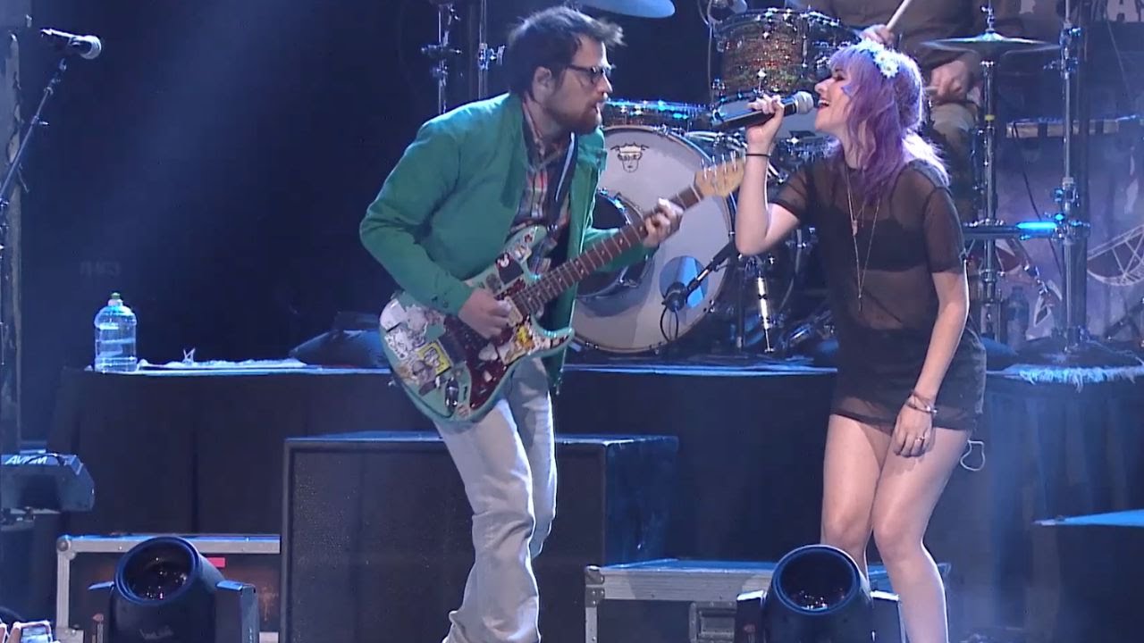 APMAs 2015: Weezer perform 