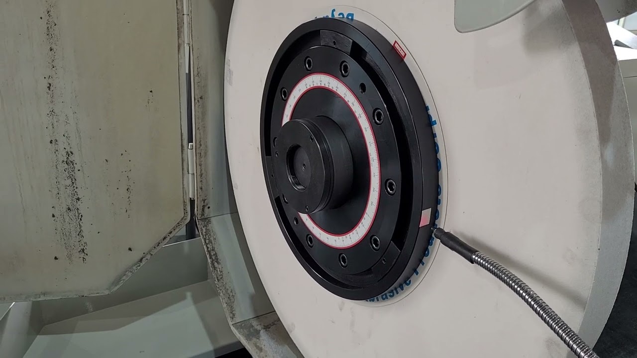 Portable dynamic wheel balancer