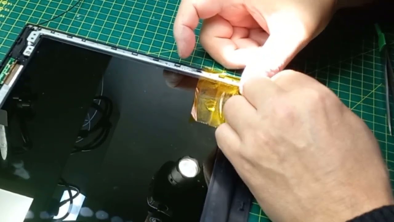 Troca do Cabo Flat da tela do Lenovo L4030 com adendo de dobradiça