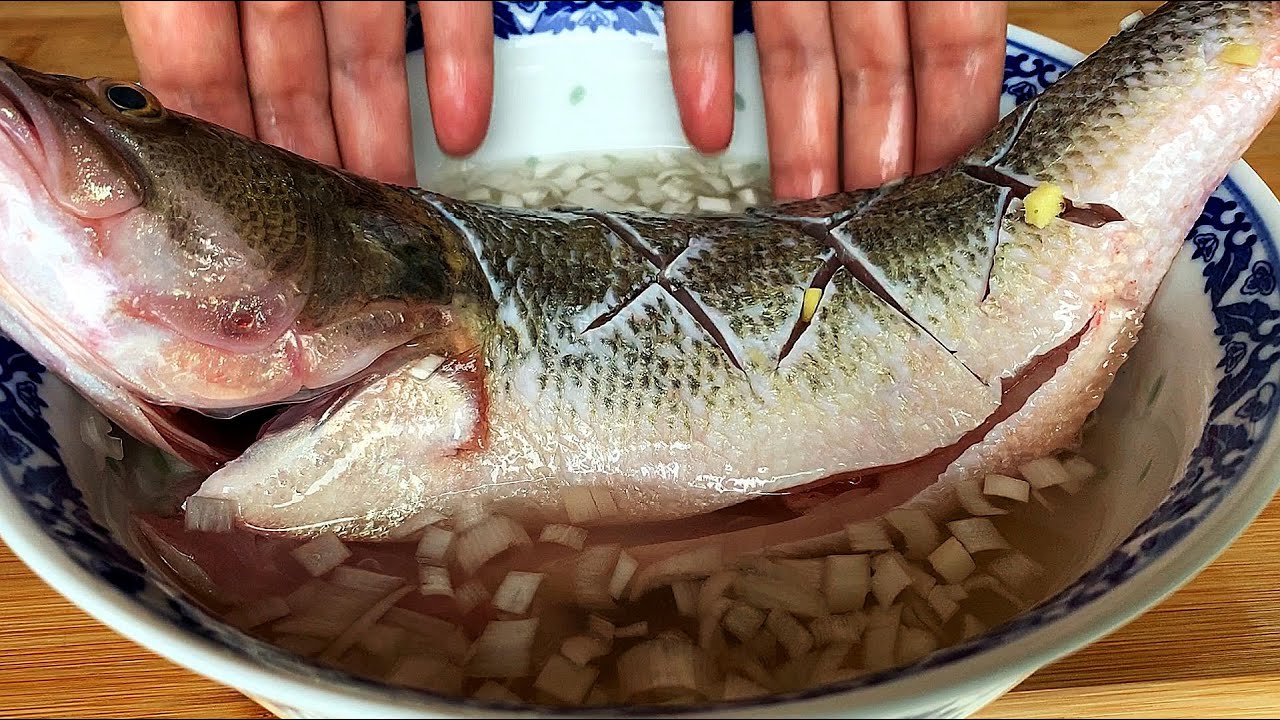 清蒸鱼千万不要放盐和料酒，大厨教我这一招，鲜嫩多汁，不腥不柴 #清蒸鱼，大厨教做菜，鲜嫩多汁，不腥不柴