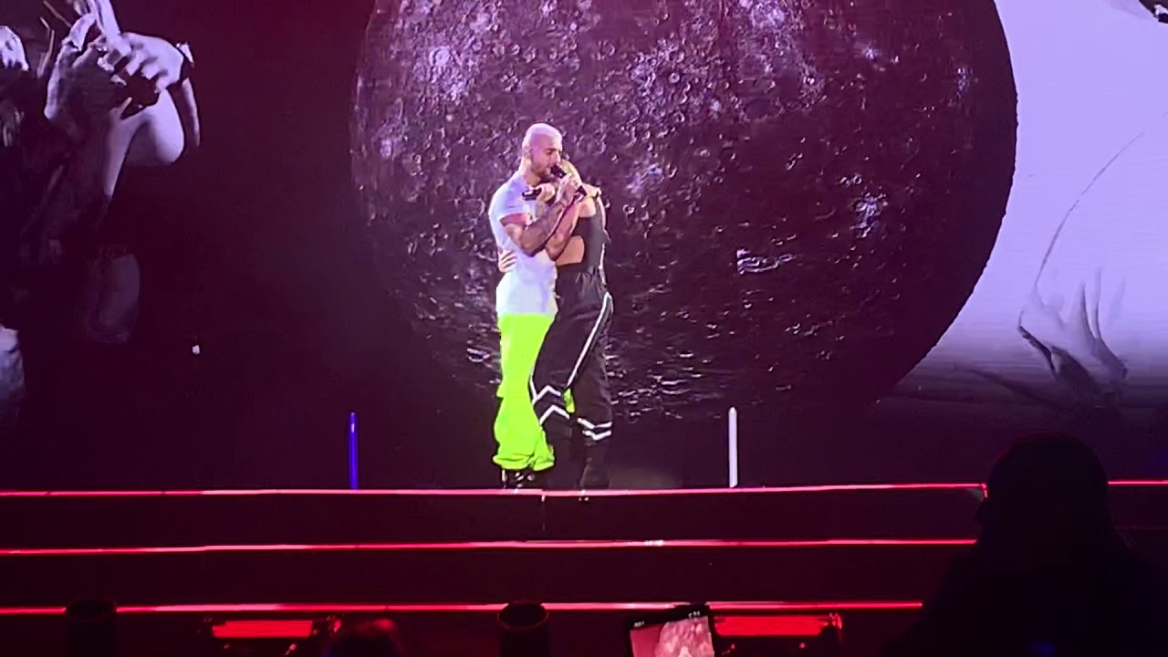 Maluma - MUY ROMÁNTICO Y NO CON SU NOVIA NATALIA- THE FORUM 
