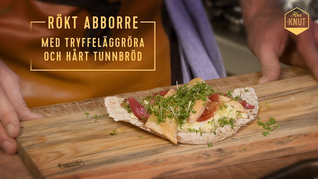 Rökt abborre med tryffeläggröra och hårt tunnbröd