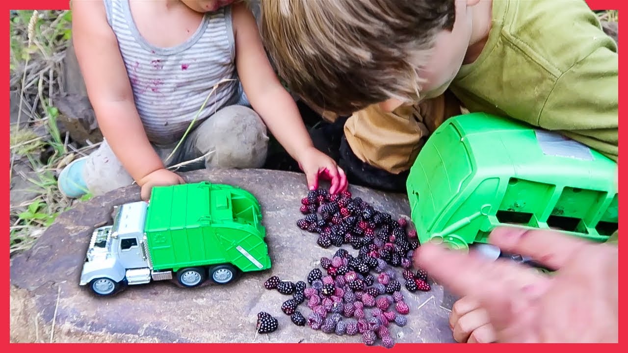PLAYING with GARBAGE TRUCKS and RECYCLING TRUCKS! Axel Show Garbage Trucks