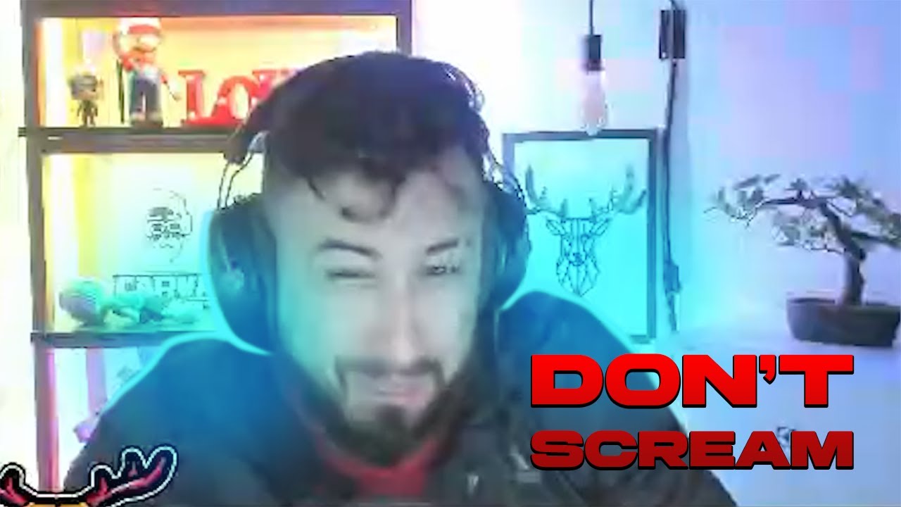 UM MEDROSO JOGANDO JOGO DE TERROR