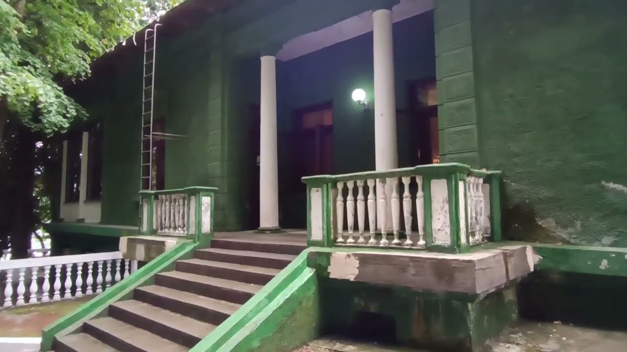 Знаменитая дача Сталина на озере Рица.