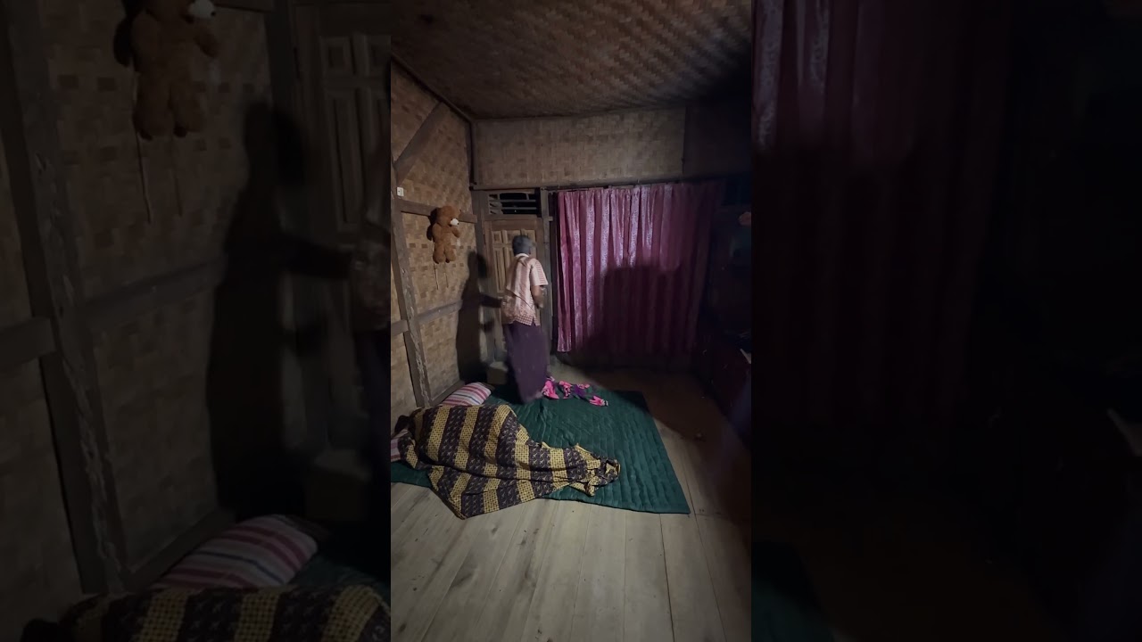 Suasana tengah malam Jumat keliwon di rumah tengah hutan
