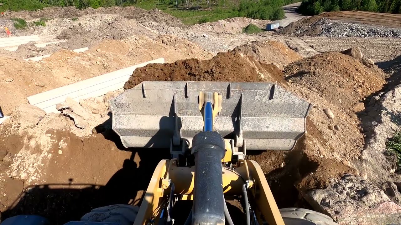 Caterpillar 972M XE wheel loaders  tidy up our tipping surfaces