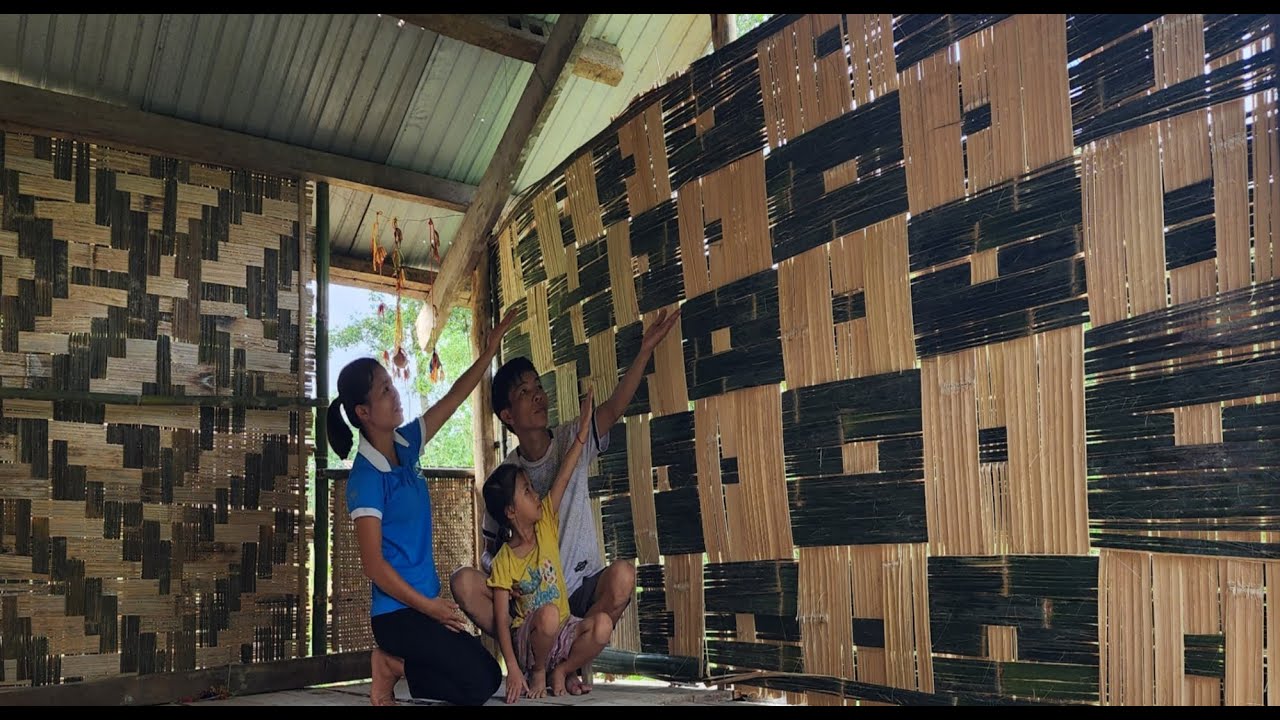 The second wall of the house was completed 100% bamboo by Nam and Ly.Ly's bamboo weaving patterns