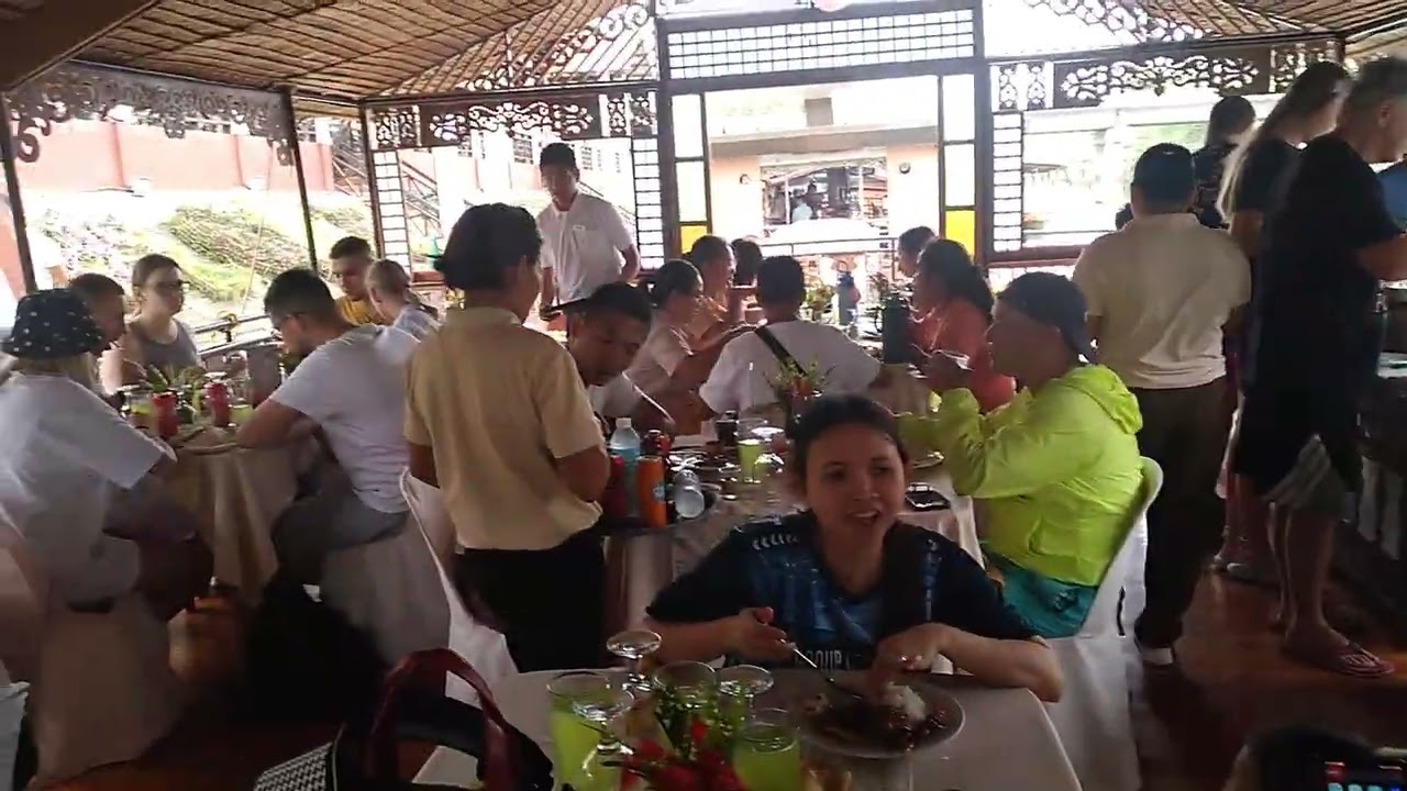 Enjoy riding & eating on FLOATING RESTAURANT at Loboc Bohol. Pls dont forget to subscribe likes. Ty.