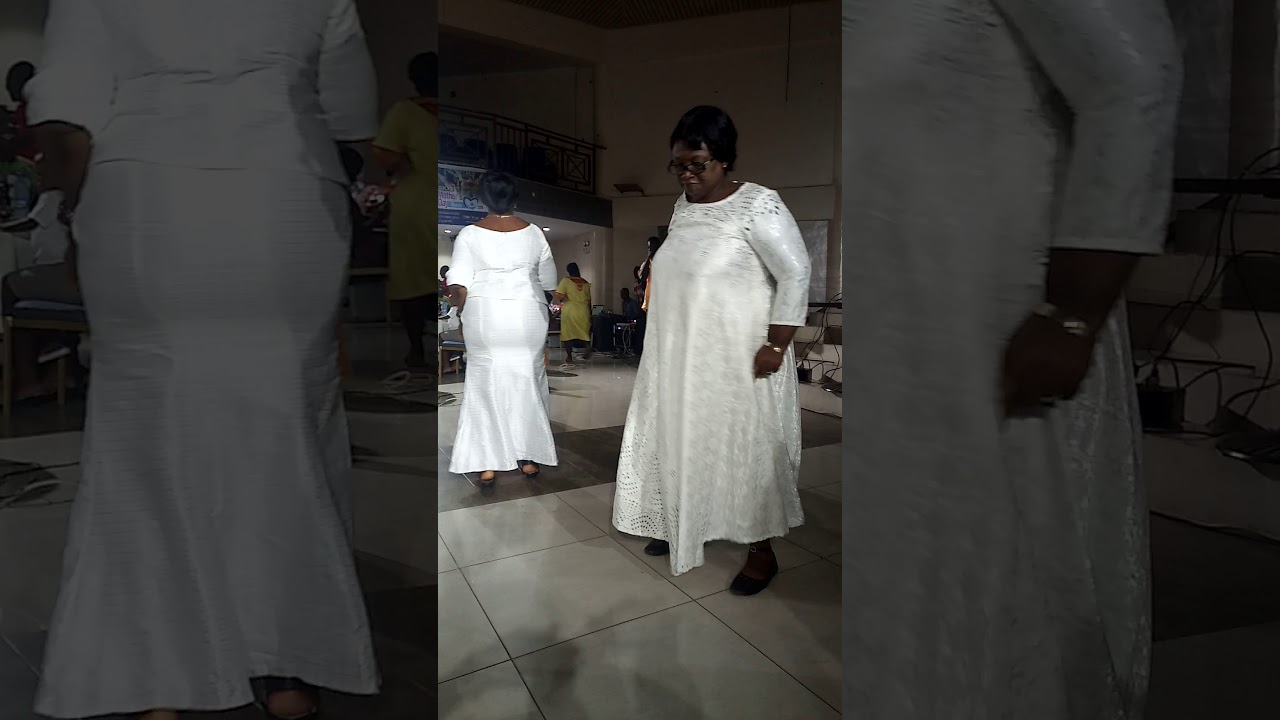 Mothers killing the 'Omo Ada' song by @Medikal. Who wins? Vote now.