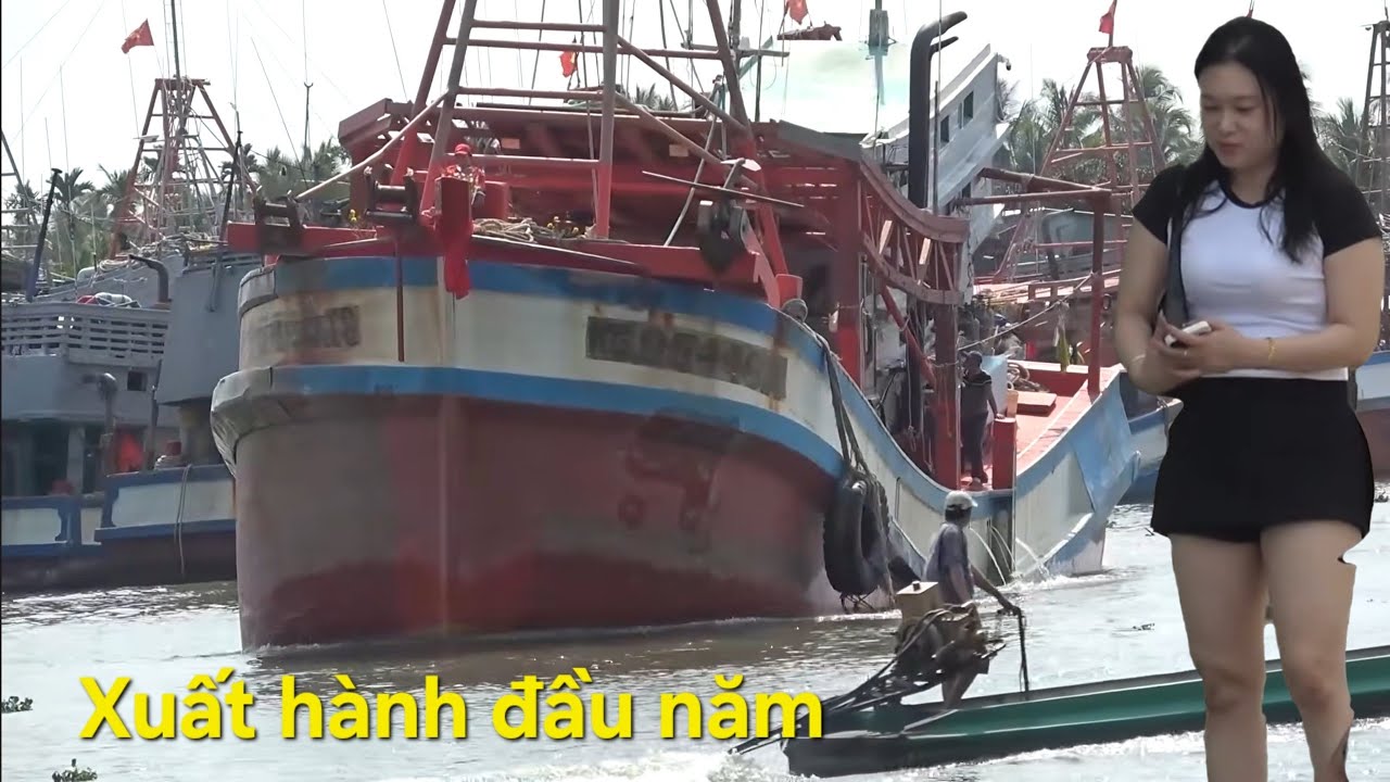 Ghe cào khổng lồ xuất hành gặp ngay em gái tiễn người yêu đi biển