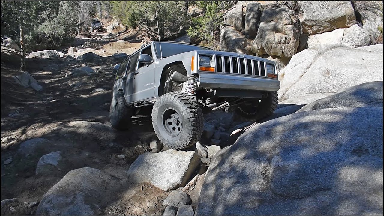 XJ with 33s & no lift takes on Chinaman Gulch!