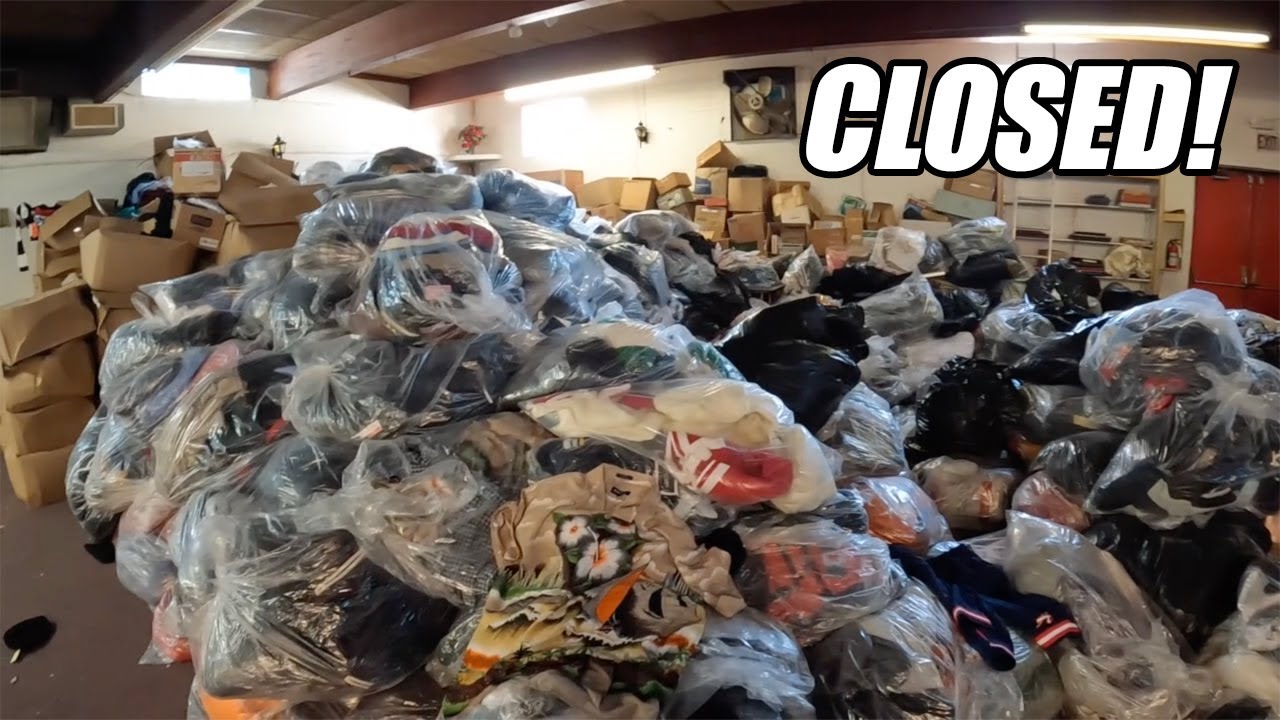 Exploring HUGE Warehouse of Abandoned 2000's Clothing Store!