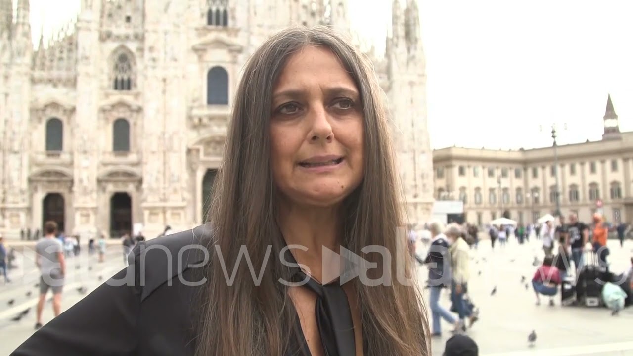 Milano, Rosita Celentano in piazza Duomo con una 