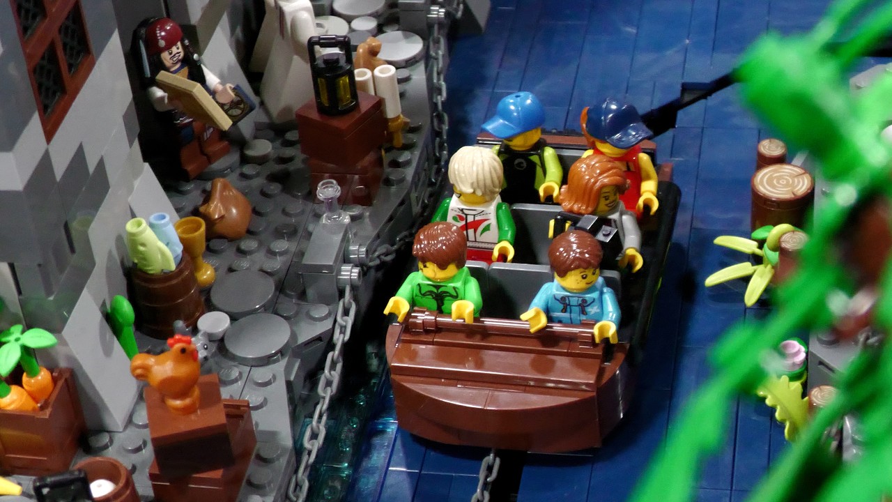 Motorized LEGO Pirates of the Caribbean Disney Ride