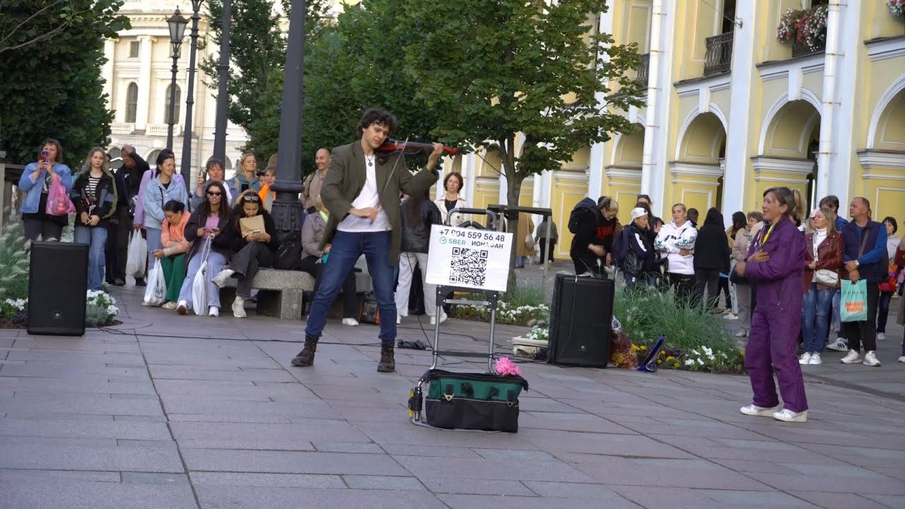 Виртуозный скрипач на Невском