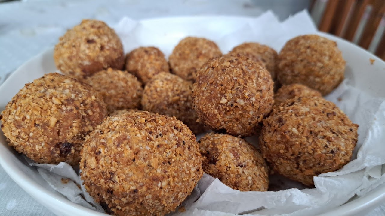 BOLINHOS DE LINGUIÇA COM FARINHA DE TRIGO INTEGRAL E AVEIA. DELICIOSOS!