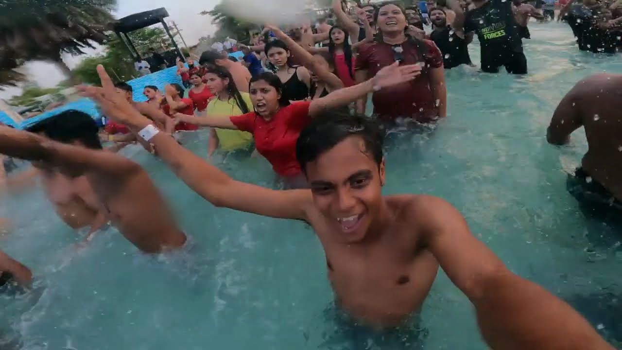 Wave Pool masti WOW water park noida | Worlds of wonder Wave Pool Night View | किस कर लिया मुझे💏