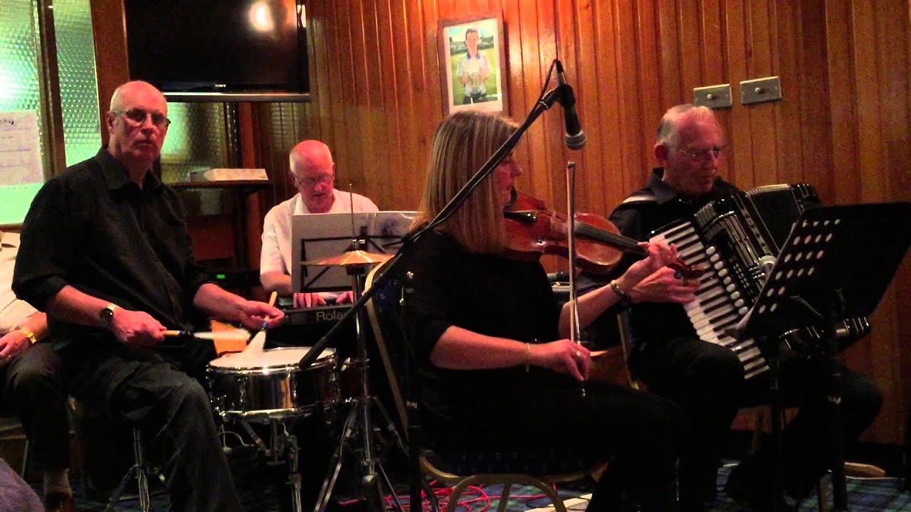 Craic at Clashmore Hall and Kiwi Pipers