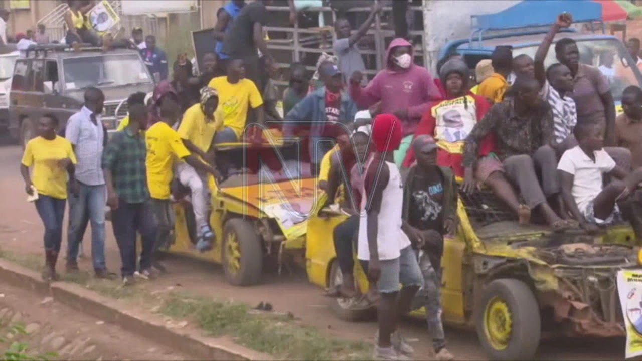 Police teargas Amuriat convoy in Iganga