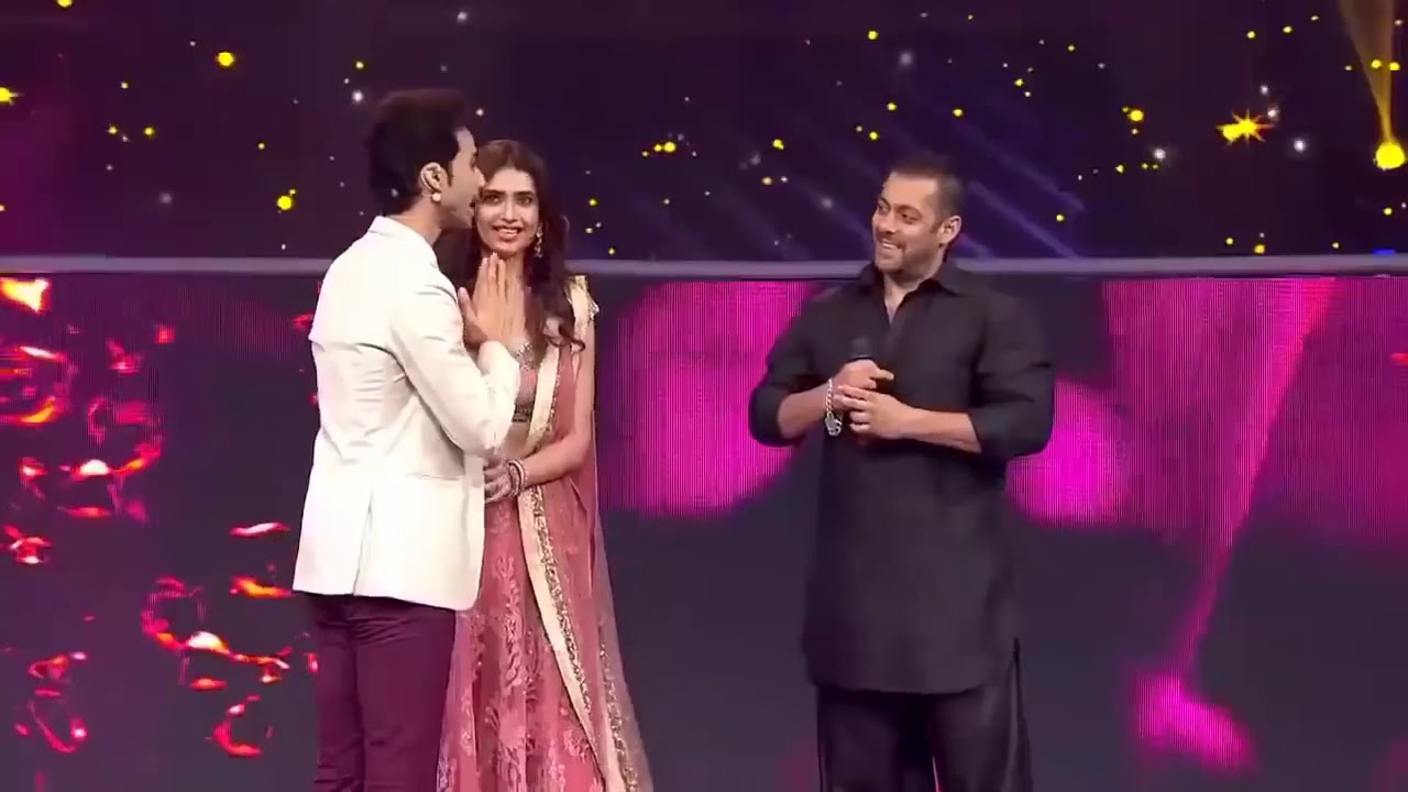 Salman khan flirts with tv actress in awards 2018 #salmankhan #awards