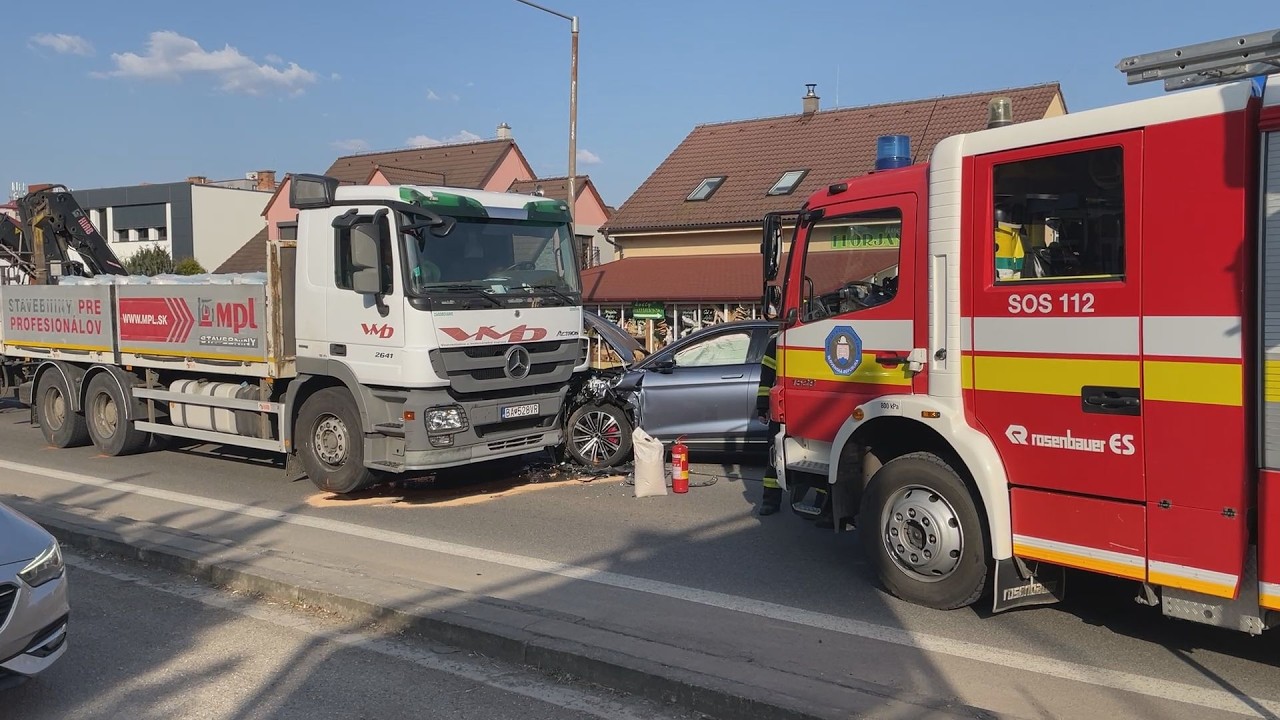 V Senici sa zrazilo osobné auto s kamiónom