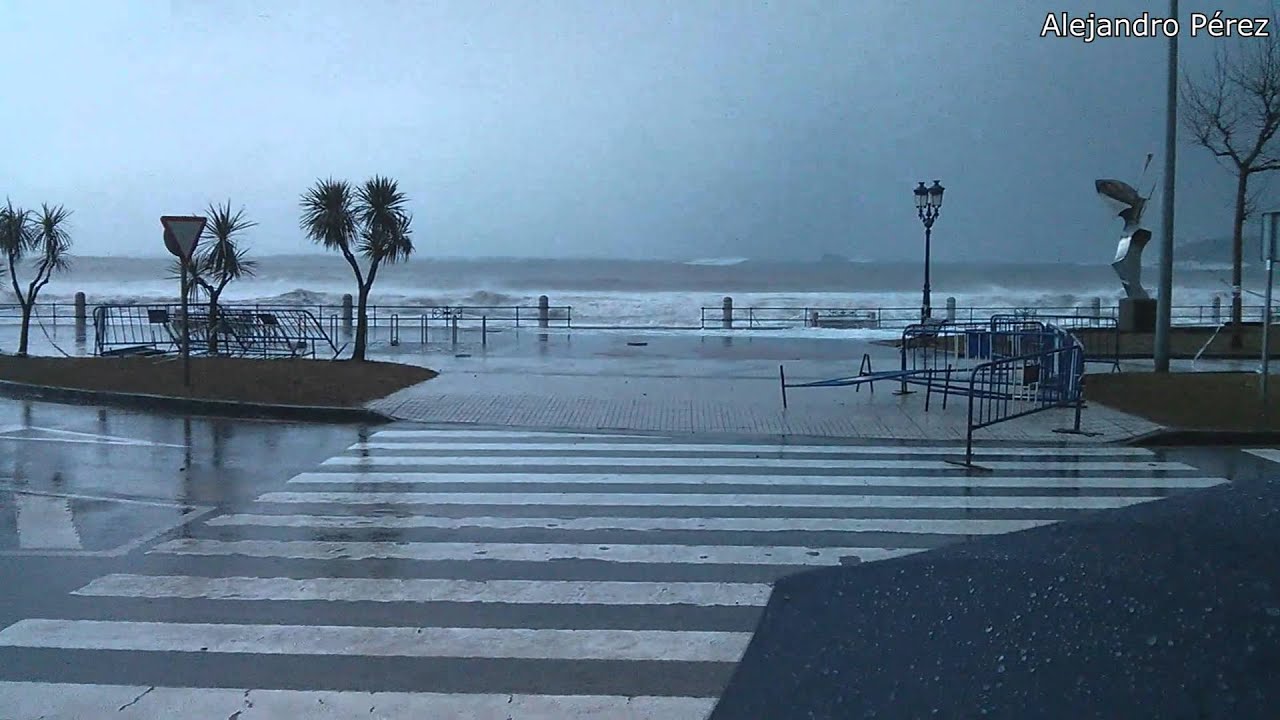 El temporal destroza el Sardinero [HD] Marzo 2014