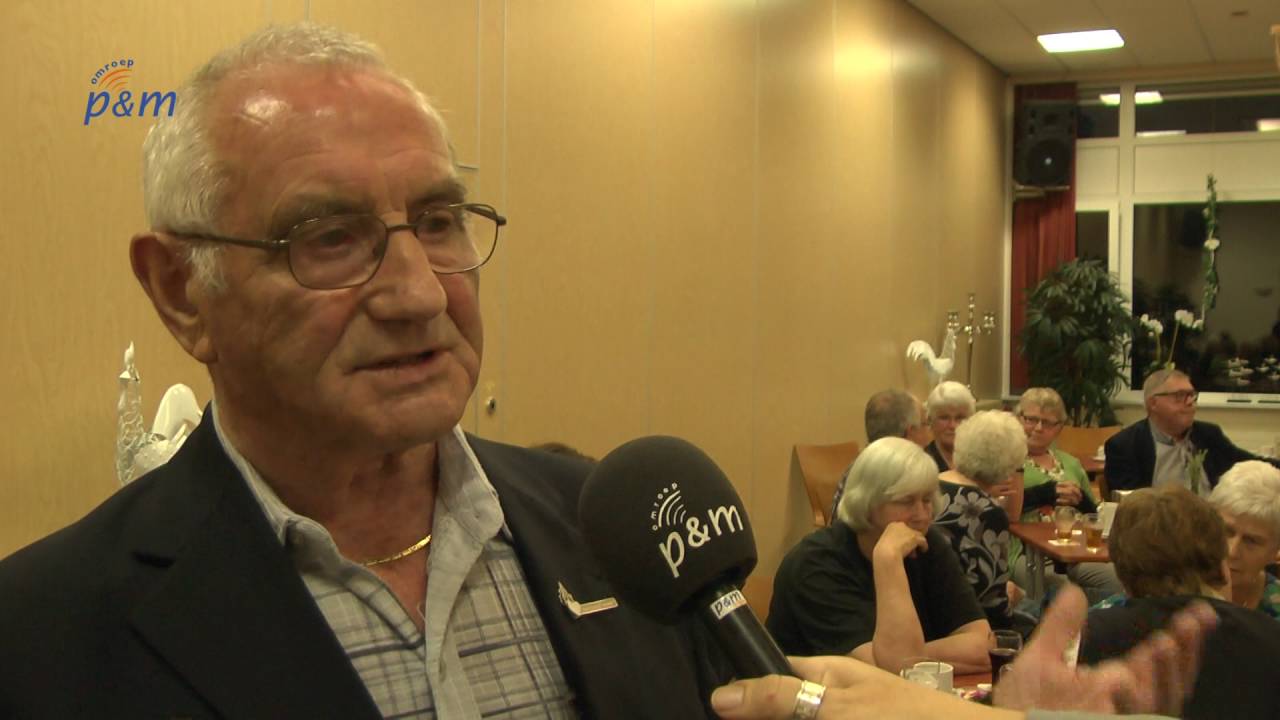 Grashoek reikt speldjes uit