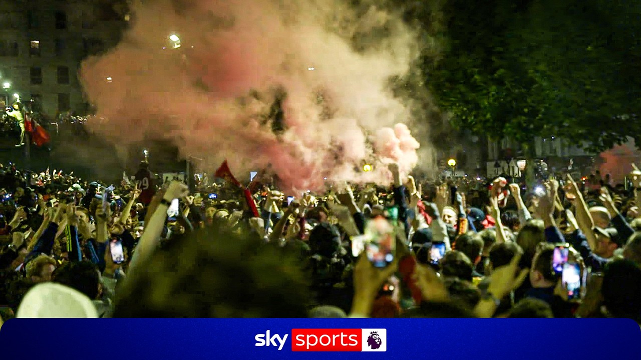 Arsenal fans CELEBRATE on the streets of north London! 🔴🏆