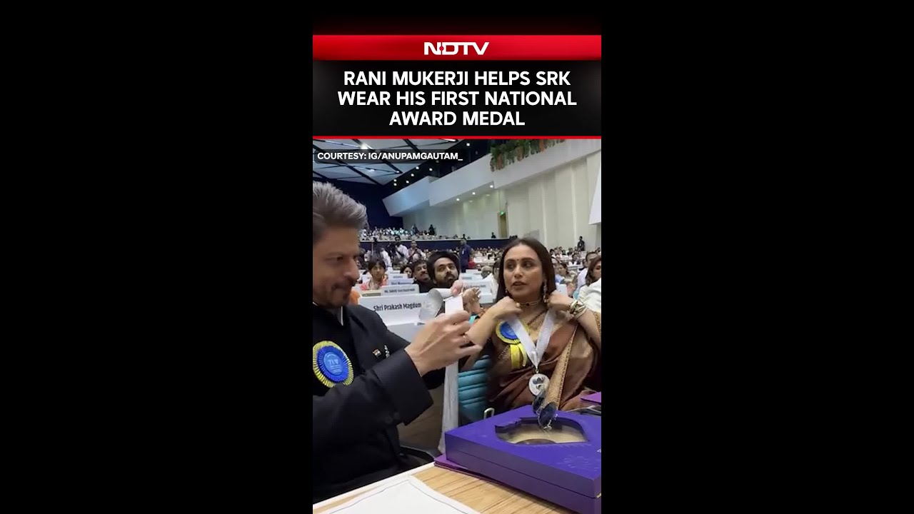 Rani Mukerji Helps Shah Rukh Khan Wear His National Award Medal. Internet Melts