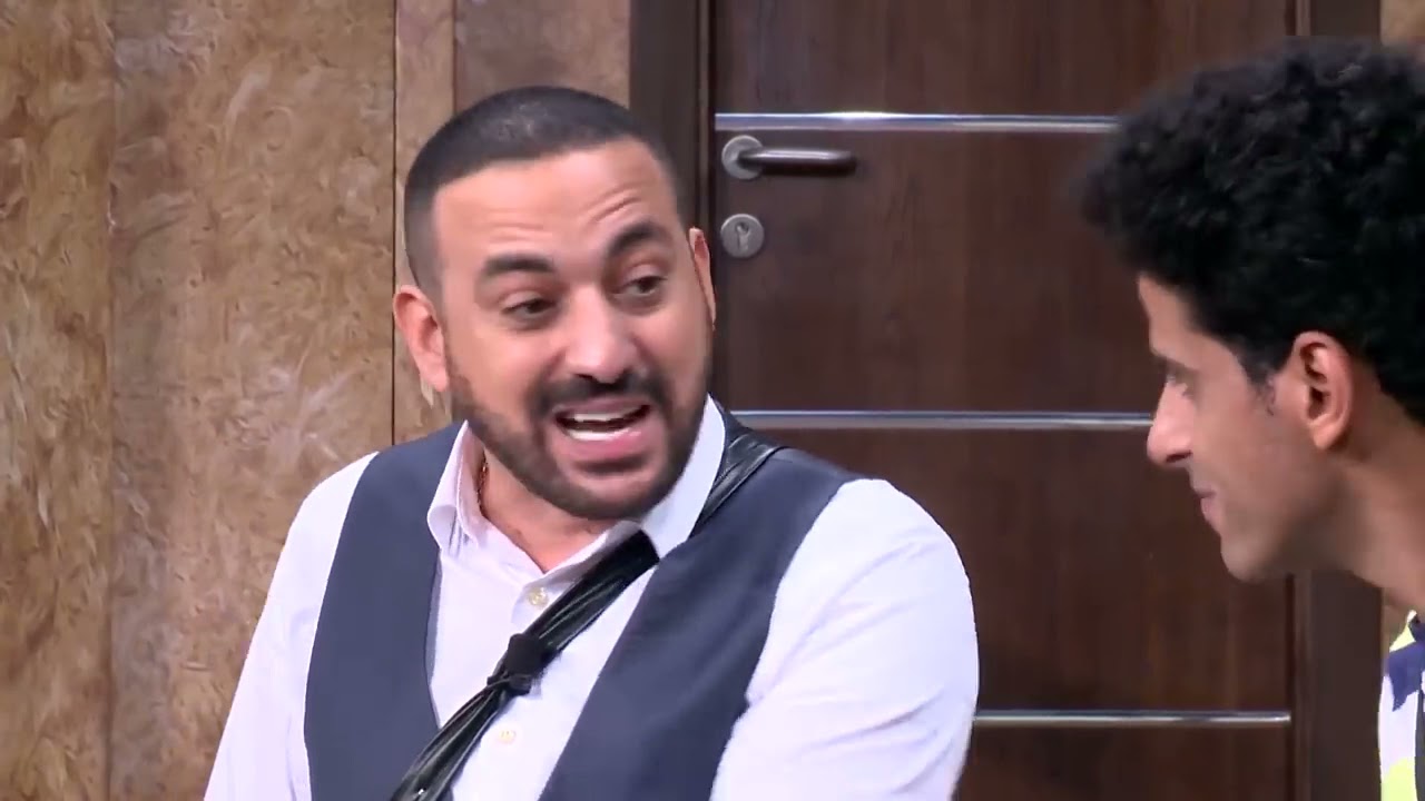 حمدي الميرغني وهو بيتريق على عمه أكرم 