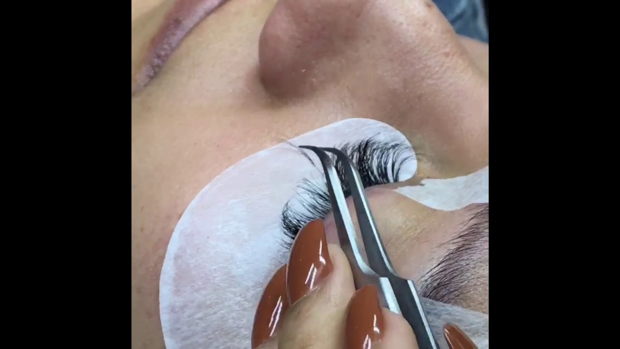 How to apply Volume Lashes