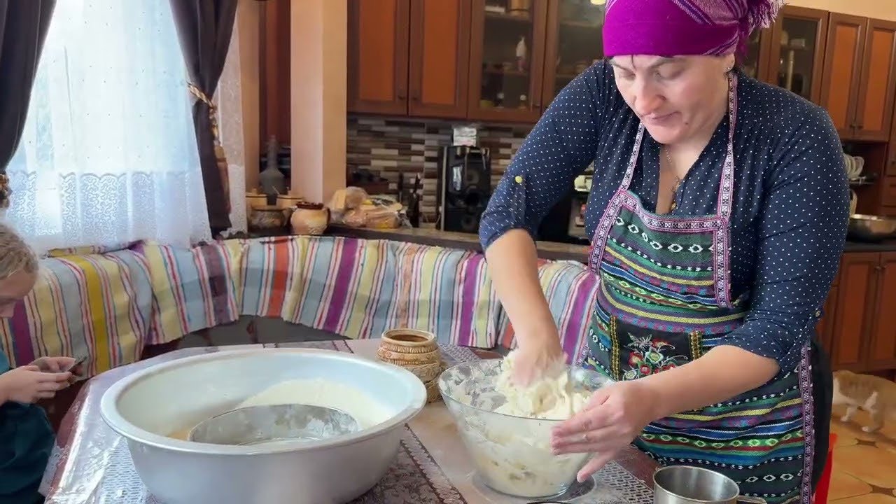 Тихая жизнь в горной деревне: Любов готовит чебуреки, пельмени и мясной суп