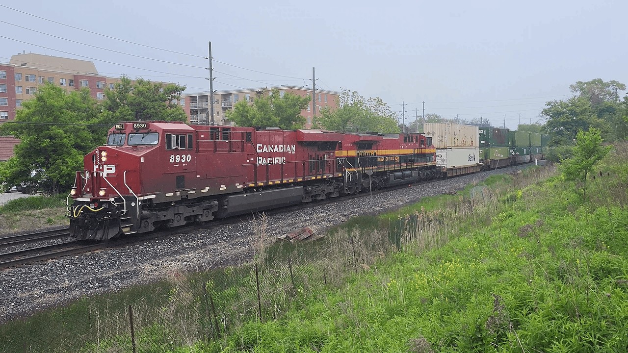 CP 133 - 8930W at Streetsville - May 28, 2025