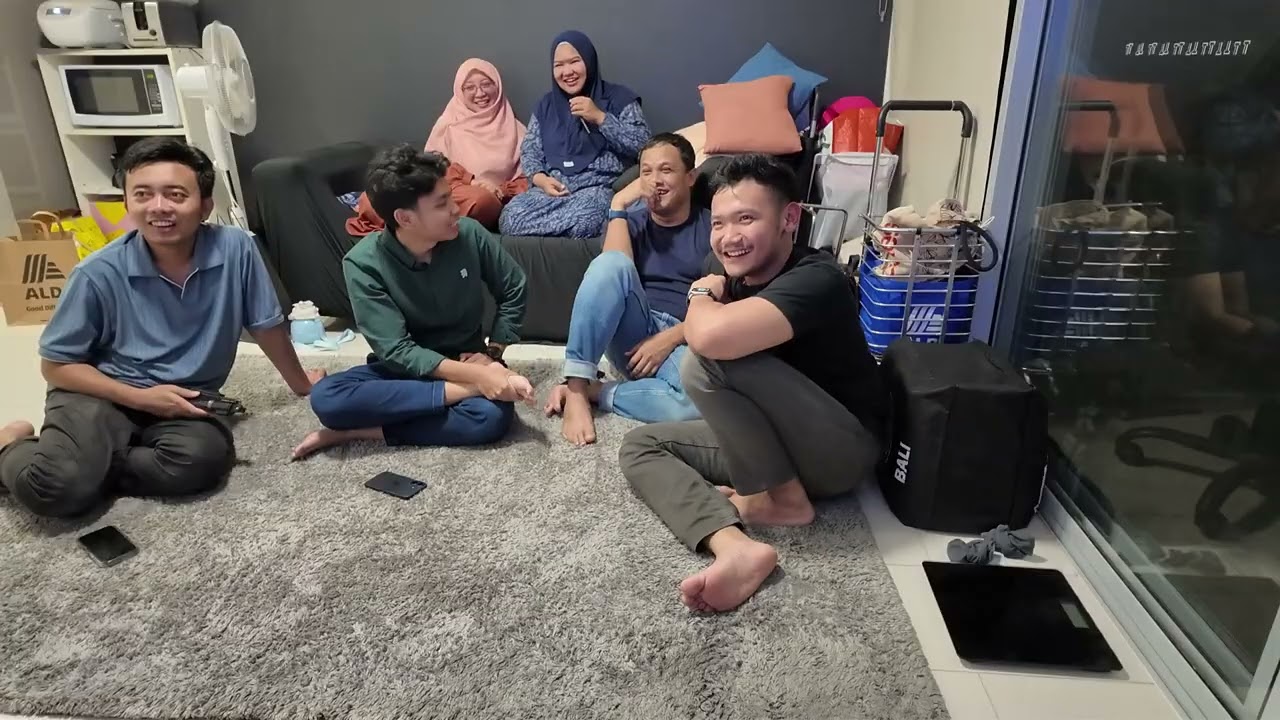 Melakukan foto bersama di kak fiers home