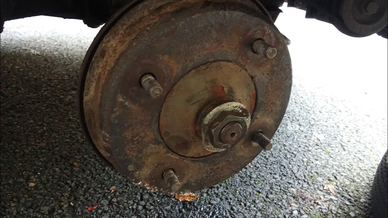 Oprava brzd. Brzdy Trabant 601, sundání náboje kola stahovákem.