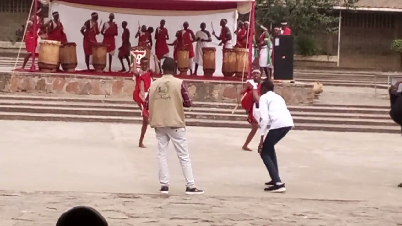 Le tambour à l'école internationale de Bujumbura.Abatimbo ba EIB Oyeeee!