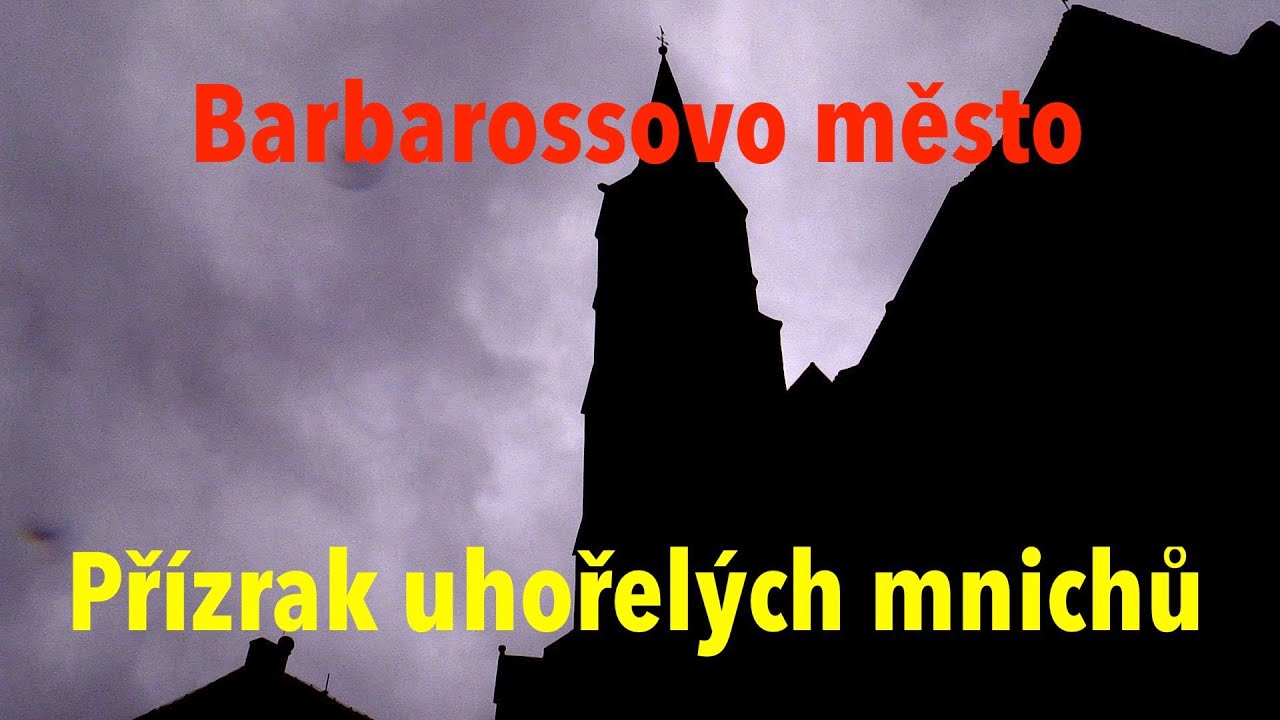 Barbarossovo město: Uhořelí mniši, tajemné vzkazy na věžích a přízrak z roku 2002