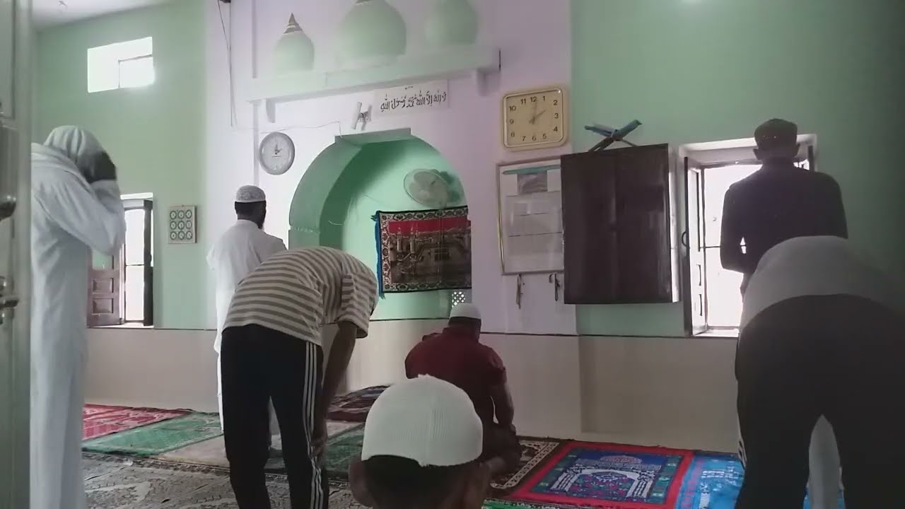 जुमा के फर्ज नमाज के बाद सुन्नतअदा कर रहे हैं सुन्नतऔर नफल खूब दिल लगाकर पढ़ेऔरअल्लाह से खूब मांगे
