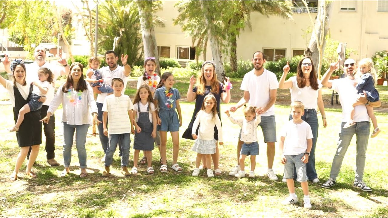 קליפ הפתעה לסבתא חני | הנה זה בא | אולפני בת קול (שירת נשים)