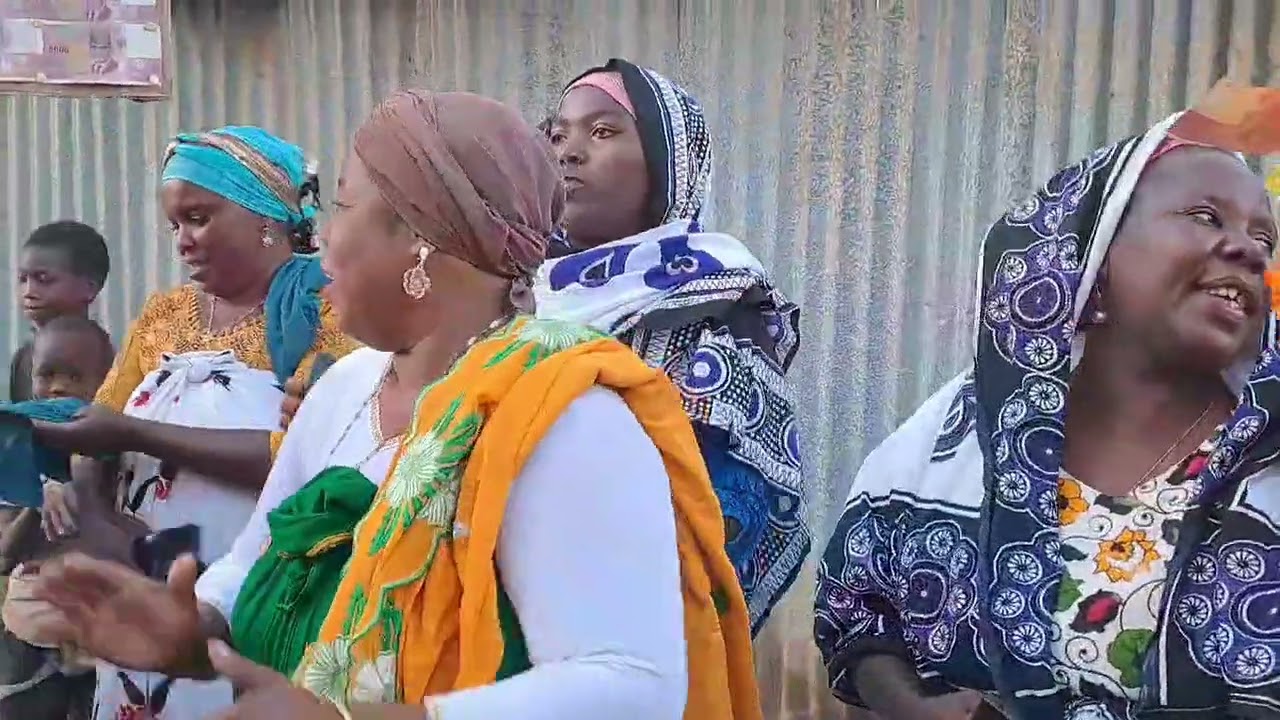 LE LONDO avec Les femmes de KANALENI à MOHELI